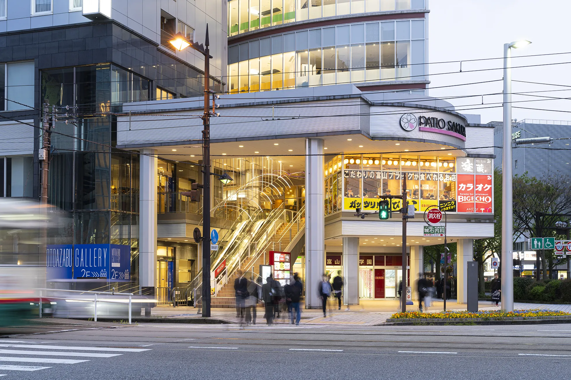 富山駅前のパティオサクラ正面入り口