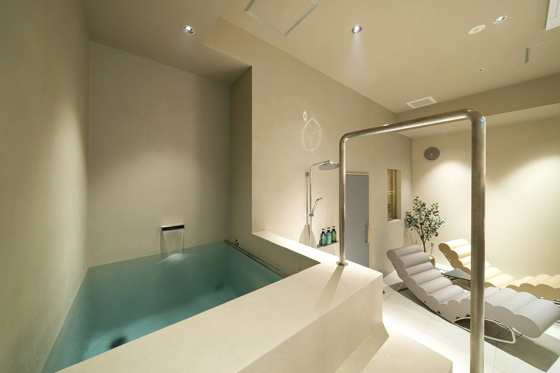 Room Liberty の水深140cm（立てる水風呂／イマーシブ水風呂）